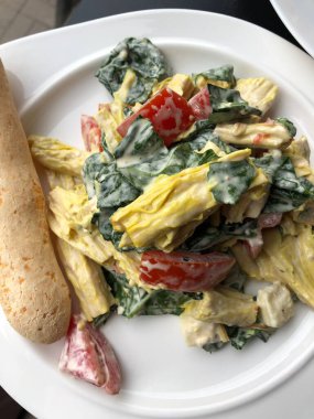 Sebzeli, mantarlı ve peynirli lezzetli vejetaryen salatası.