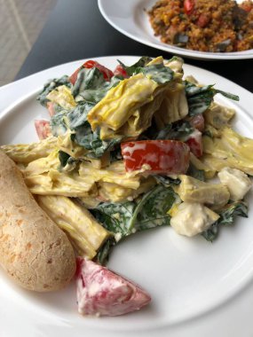 Sebzeli, mantarlı ve peynirli lezzetli vejetaryen salatası.