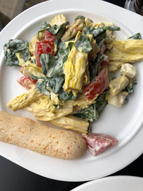 Sebzeli, mantarlı ve peynirli lezzetli vejetaryen salatası.