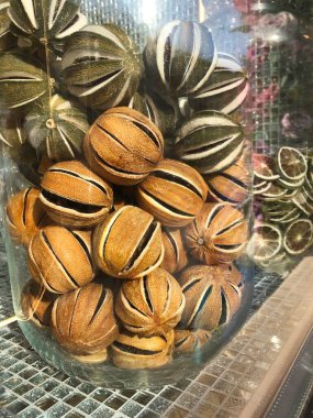 İçi için kavanozda kurutulmuş meyve.