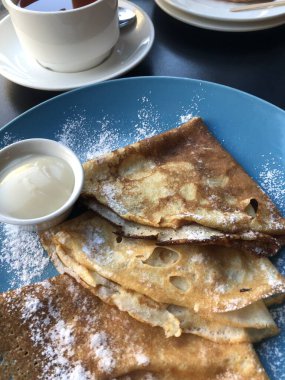 Pudra şekeri ve vanilyalı krep.