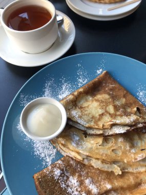 Pudra şekeri ve vanilyalı krep.