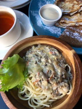 Mantarlı ve havuçlu makarna.