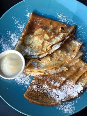 Pudra şekeri ve vanilyalı krep.