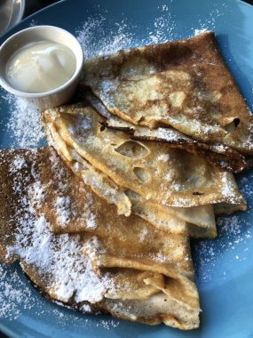 Pudra şekeri ve vanilyalı krep.