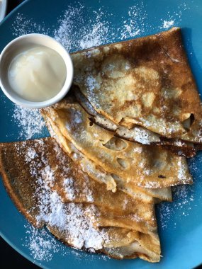 Pudra şekeri ve vanilyalı krep.