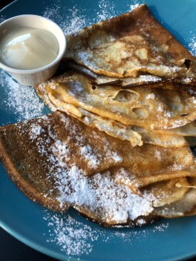 Pudra şekeri ve vanilyalı krep.