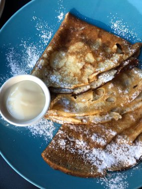 Pudra şekeri ve vanilyalı krep.