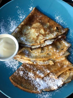 Pudra şekeri ve vanilyalı krep.