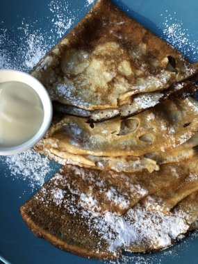 Pudra şekeri ve vanilyalı krep.