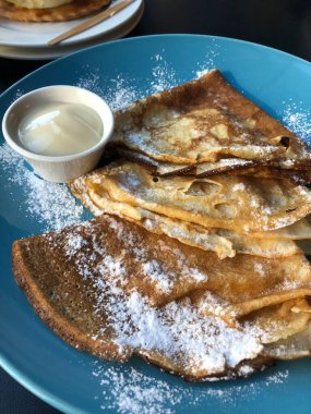 Pudra şekeri ve vanilyalı krep.