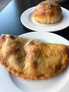 Et ve susam tohumlarıyla pişirilmiş.