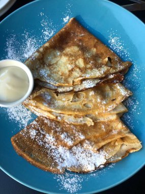 Pudra şekeri ve vanilyalı krep.