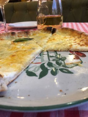 Tabakta dört peynirli pizza.