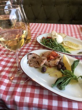 Domatesli ve limonlu ızgara kalamar.