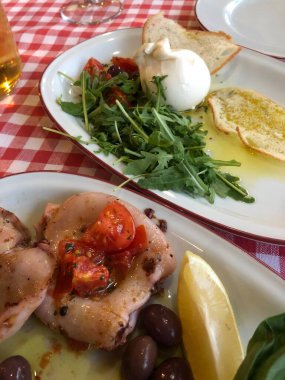 Domatesli ve limonlu ızgara kalamar.