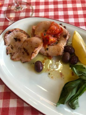 Domatesli ve limonlu ızgara kalamar.