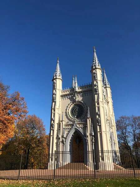 Piękna Gotycka Kaplica Jesiennym Parku — Zdjęcie stockowe