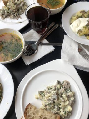 Sebzeli, mantarlı ve peynirli lezzetli vejetaryen salatası.