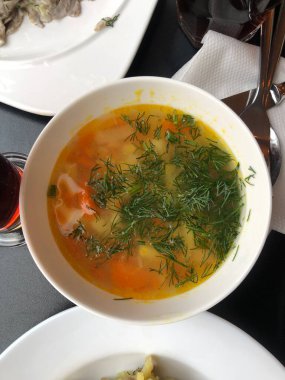 Ekşi kremalı ve otlu lezzetli sebze çorbası.