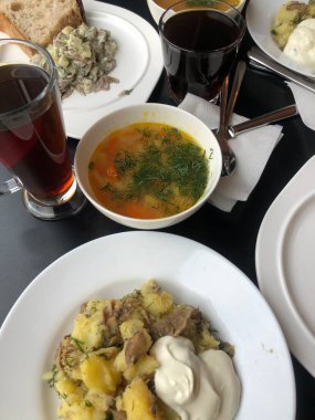 Ekşi kremalı ve otlu lezzetli sebze çorbası.