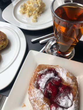 Ahududu ve kirazlı lezzetli çörek.