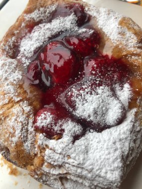 Ahududu ve kirazlı lezzetli çörek.