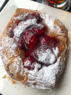 Ahududu ve kirazlı lezzetli çörek.