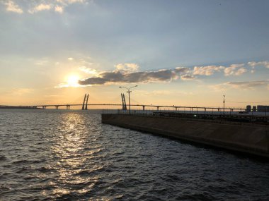 Gün batımında nehrin ve köprünün güzel manzarası