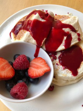 çilek reçeli ile lezzetli gözleme