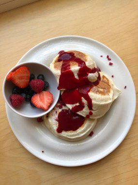 çilek reçeli ile lezzetli gözleme