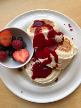 çilek reçeli ile lezzetli gözleme