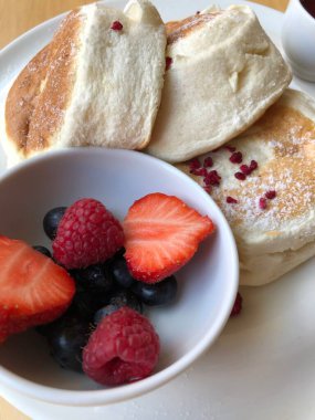 çilek reçeli ile lezzetli gözleme