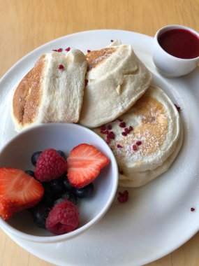 çilek reçeli ile lezzetli gözleme