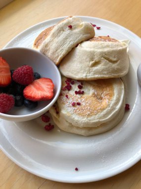 çilek reçeli ile lezzetli gözleme