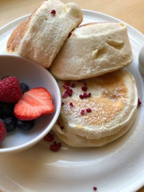 çilek reçeli ile lezzetli gözleme