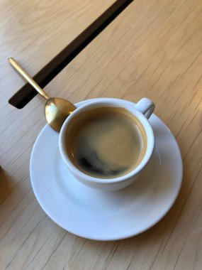 Nefis Americano kahvesi ve tarçınlı latte.