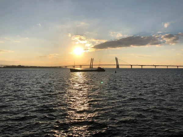 夕暮れ時の川と橋の美しい景色 — ストック写真