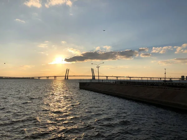 Piękny Widok Rzekę Most Zachodzie Słońca — Zdjęcie stockowe