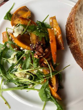 Sebze ve peynirli vejetaryen salatası