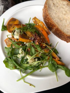 Sebze ve peynirli vejetaryen salatası