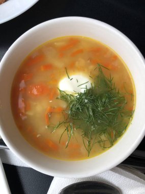 Ekşi kremalı ve otlu lezzetli sebze çorbası.