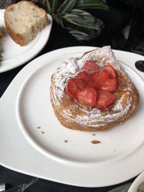 Çilekli ve şekerli lezzetli çörek.