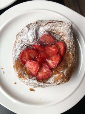 Çilekli ve şekerli lezzetli çörek.