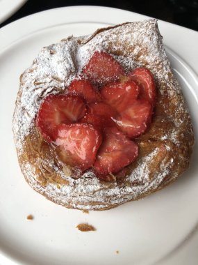 Çilekli ve şekerli lezzetli çörek.