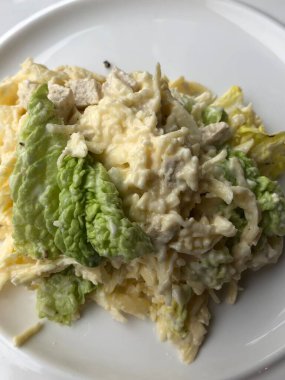 Sebze ve peynirli vejetaryen salatası