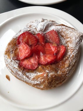 Çilekli ve şekerli lezzetli çörek.
