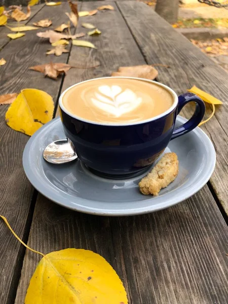 Delicioso Capuchino Sobre Fondo Otoñal — Foto de Stock