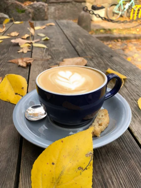 Délicieux Cappuccino Sur Fond Automne — Photo