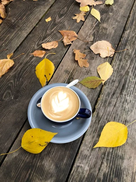 Köstlicher Cappuccino Auf Herbstlichem Hintergrund — Stockfoto